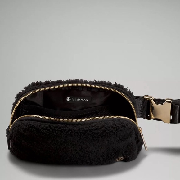 NWT Lululemon Everywhere Fleece Belt Bag in Black - Picture 4 of 8